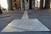 76 La meridiana sotto i portici del Palazzo della Ragione